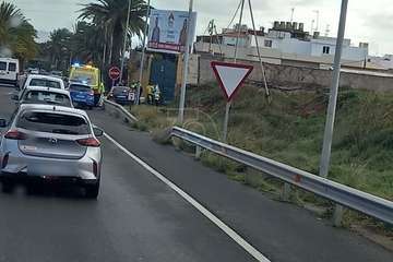  Motorista lesionado en una colisión con un turismo en la Avenida del Cabildo (Telde)/TA.